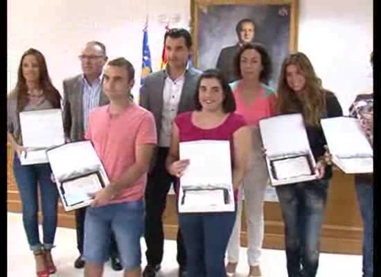 Imagen de Los torrevejenses Daniel y Eloy recogen su premio de 7000 E como jóvenes emprendedores