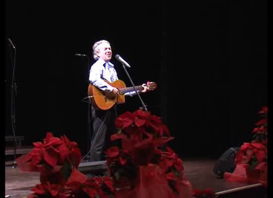 Imagen de Músicos suecos y coralistas torrevejenses interpretaron Música para Navidad en el teatro