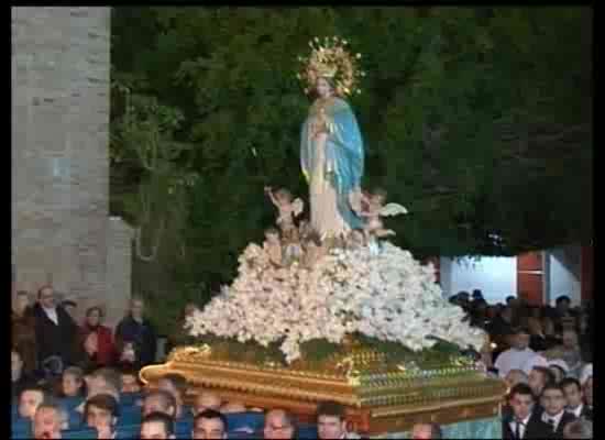 Imagen de La procesión de La Purísima recupera su paso por la antigua Escuela Graduada