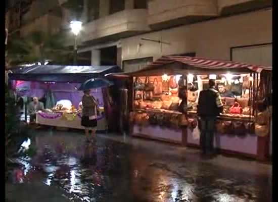 Imagen de La lluvia deslució la apertura del Mercado Navideño habilitado en calle Concepción y adyacentes