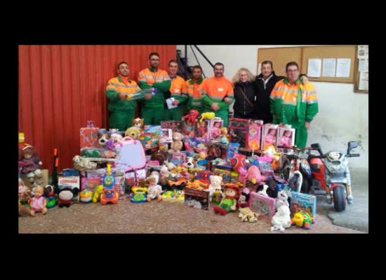 Imagen de Los trabajadores de la recogida de basuras reúnen 200 juguetes para niños sin recursos