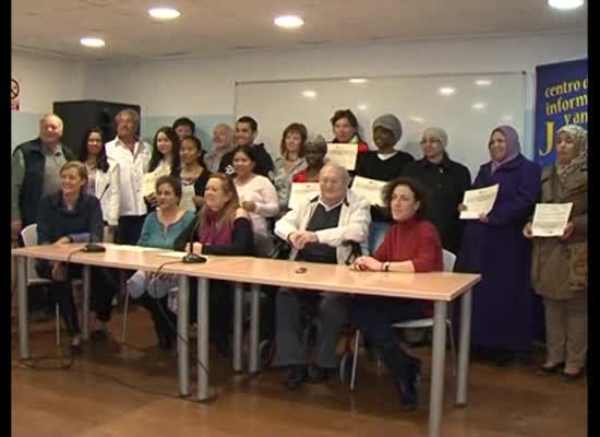 Imagen de 15 alumnos recogen los diplomas del curso de español para extranjeros de ATIS
