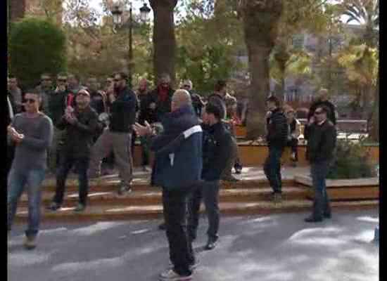 Imagen de Policías Locales y trabajadores del Servico de Limpieza se concentaron frente al Ayuntamiento