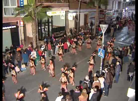 Imagen de Miles de personas salieron a la calle para ver o participar en el Desfile Nocturno de Carnaval