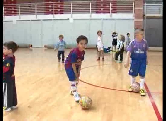 Imagen de Un centenar de niños participaron en la Primera Jornada de Convivencia entre colegios Fútbol Sala