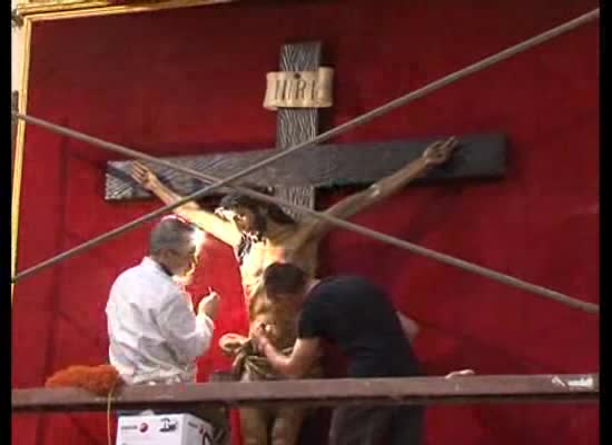 Imagen de La venerada imagen del Cristo Crucificado se somete a una limpieza integral durante 10 horas
