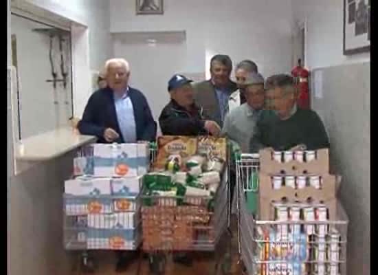 Imagen de La 3ª edad de Pedro Lorca entrega a Alimentos Solidarios yogures, galletas, judías y leche