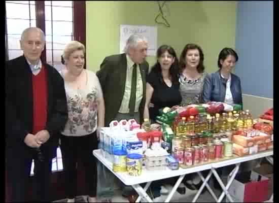 Imagen de La Casa de la Tercera Edad Restituto Marroquí entrega 300 kilos de alimentos a Cáritas San Roque