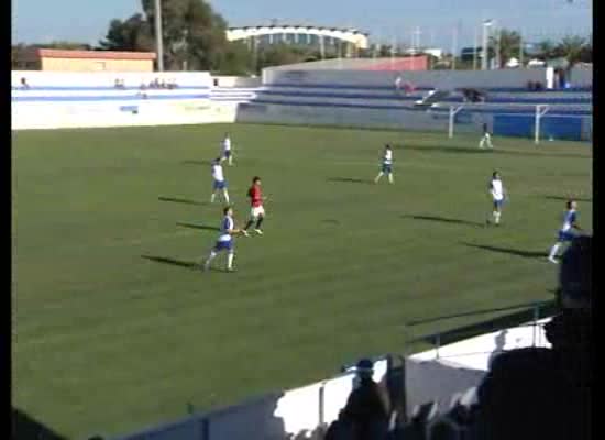 Imagen de El F.C. Torrevieja empató frente al Ribarroja (2-2) con un jugador menos, en el Vicente García