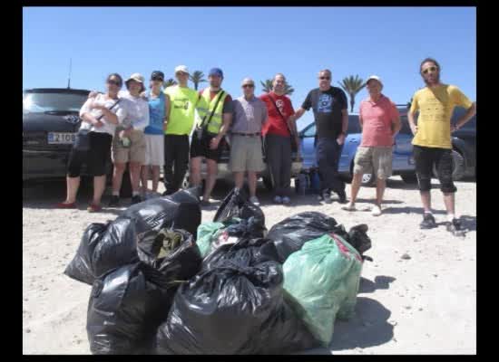 Imagen de La asociación Salvemos Lo Ferrís recoge 10 sacos de basura en la cala