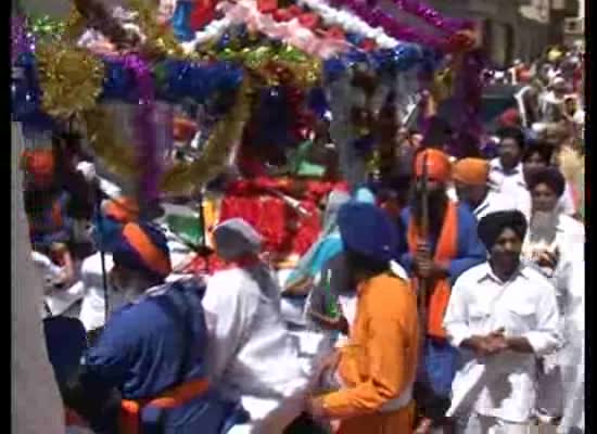 Imagen de Más de medio millar de personas desfilaron por las calles de la ciudad en la primera fiesta Sikh