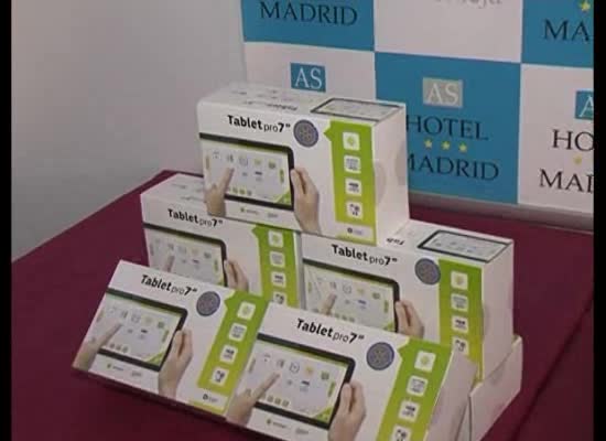 Imagen de La presidenta de Rotary Club Torrevieja, Gema Cruz, entregó 7 tablets a A.F.A. Torrevieja
