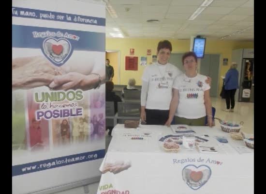 Imagen de La asociación Regalos de Amor divulga su actividad en Torrevieja mediante mesas informativas