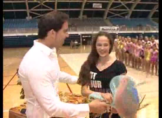 Imagen de La gimnasta de élite, Claudia Heredia, fue homenajeada en al clausura del curso de la E.M.G.R.