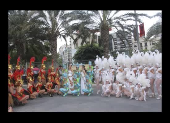Imagen de La Corte Salinera y 3 comparsas en el 59º Desfile Folclórico Internacional de Alicante