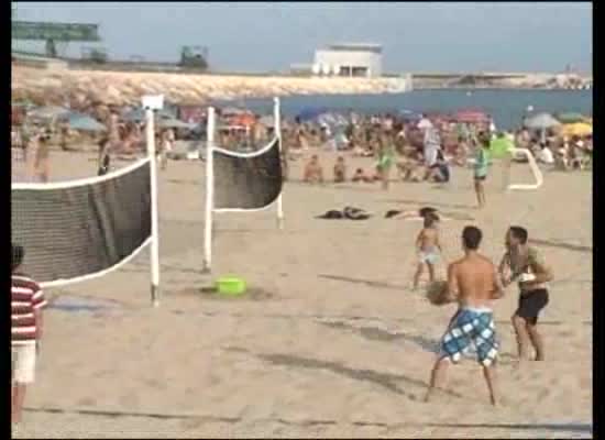 Imagen de La playa de Los Náufragos de Torrevieja acogerá el 9 y 10 de agosto el II Torneo de Pádel Playa