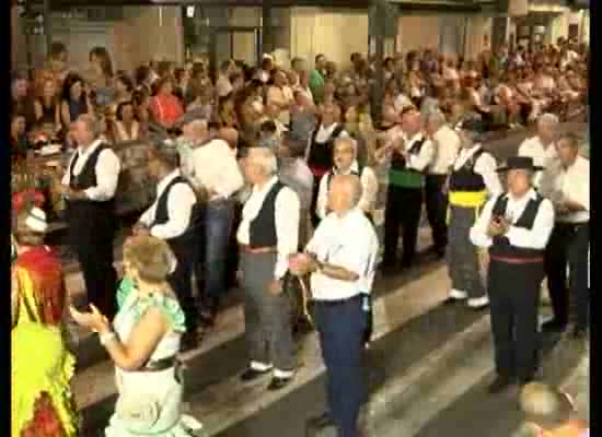 Imagen de Miles de personas siguieron el desfile de Verano de Torrevieja