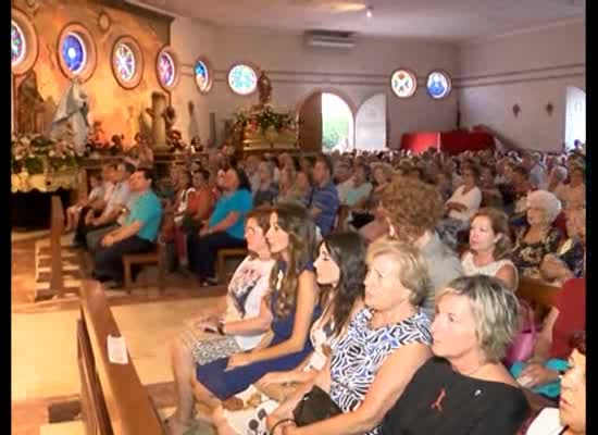 Imagen de Cientos de fieles acompañan la imagen de San Roque en procesion