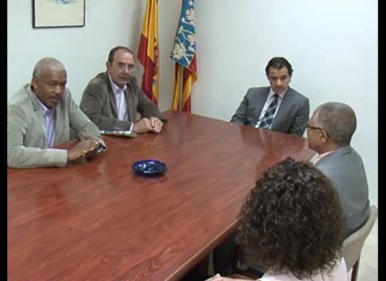 Imagen de El ayuntamiento de Torrevieja estudia un nuevo hermanamiento con una ciudad de Cabo Verde