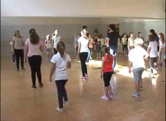 Imagen de Niños y mayores ultiman los pasos de la coreografía para el desfile de Halloween