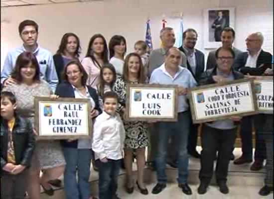 Imagen de El Ayuntamiento entrega las placas de siete nuevas calles en la urbanización Los Balcones