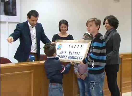 Imagen de El Ayuntamiento hace entrega de las placas de ocho calles en Los Balcones