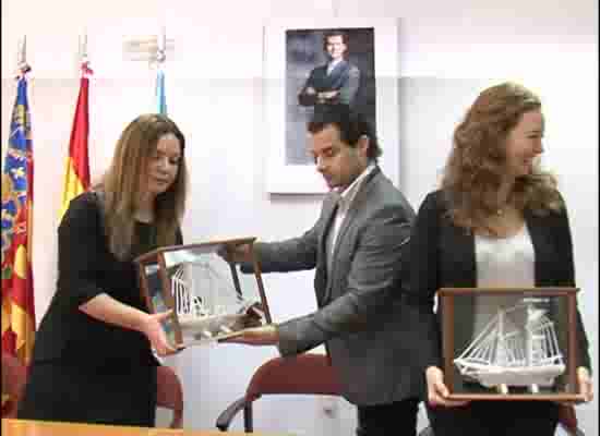 Imagen de El alcalde de Torrevieja entrega los emblemas de la Reina de la Sal a la nueva corte