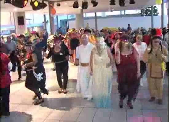 Imagen de Los mayores disfrutan del baile de carnaval en el CMO