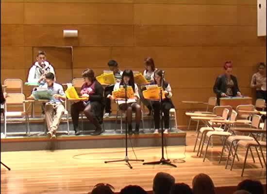 Imagen de Alumnos del IES Playa Flamenca de Orihuela Costa actúan con la Asociación Cultural Andaluza