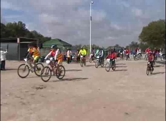 Imagen de Decenas de ciclistas se congregan en una marcha solidaria a favor de AFA