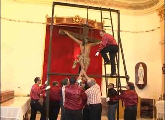 Imagen de Emotiva bajada de la imagen del Crucificado desde su Altar para participar en la Semana Santa