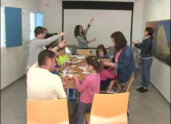 Imagen de Una veintena de niños participa en un taller de manualidades ornitológicas en el Parque de La Mata