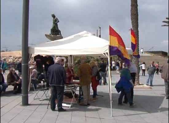 Imagen de IU conmemora el aniversario de la República en el Paseo Juan Aparicio