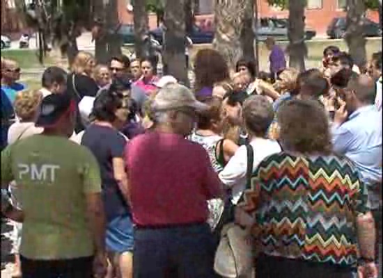 Imagen de 200 vecinos del Barrio del Acequión guardan un minuto de silencio en recuerdo del niño fallecido