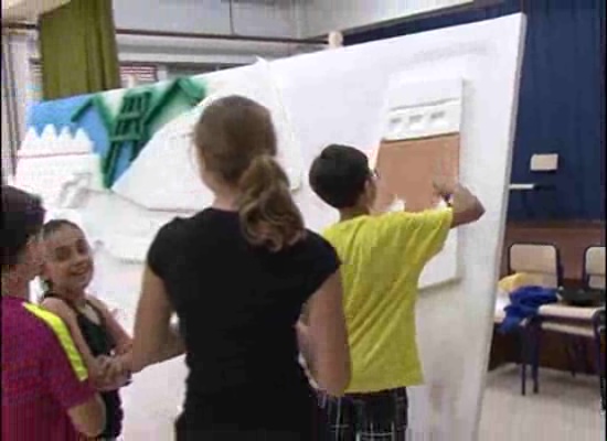 Imagen de Los niños del Colegio la Inmaculada participan en la confección de la Hoguera Esencias