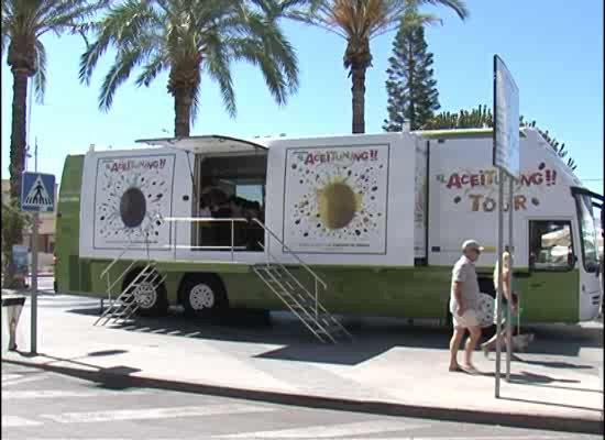 Imagen de El bus del Aceituning Tour llega a Torrevieja