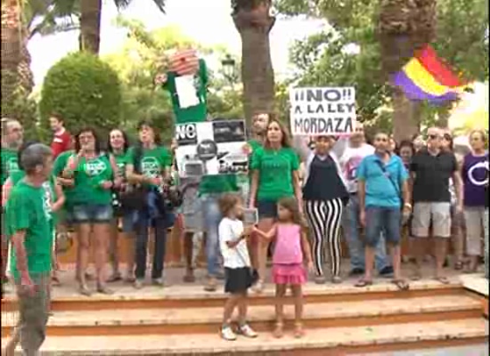 Imagen de Medio centenar de personas protestan en Torrevieja contra la Ley de Seguridad Ciudadana