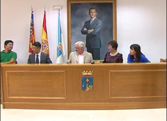 Imagen de El alcalde recibe en el ayuntamiento a los representantes del Coro de la Universidad de Beijing