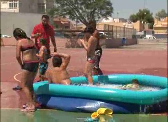 Imagen de Los colegios torrevejenses Salvador Ruso y Gratiniano Baches acogen las escuelas de verano 2015