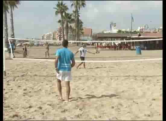 Imagen de Cerca de 40 participantes en el III Torneo de Padel Playa que se celebra este fin de semana