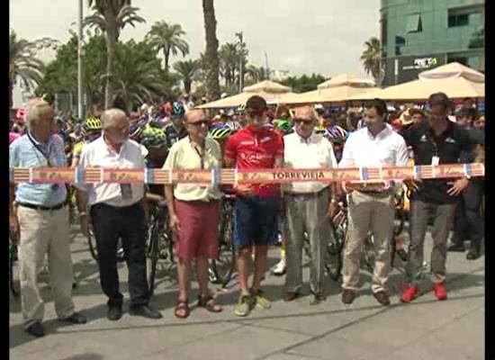 Imagen de Torrevieja se vuelca con la salida de la novena etapa de la Vuelta Ciclista a España 2015