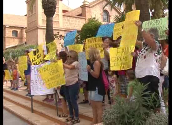 Imagen de Alrededor de un centenar de personas protestan contra el cambio del transporte escolar