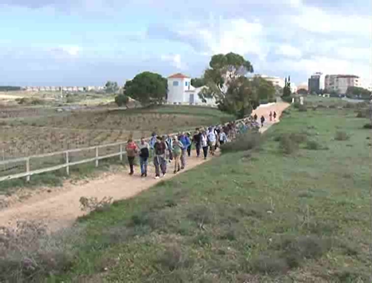 Imagen de Medio centenar de personas participaron en la 3ª Ruta Guiada a los Saladares de La Mata