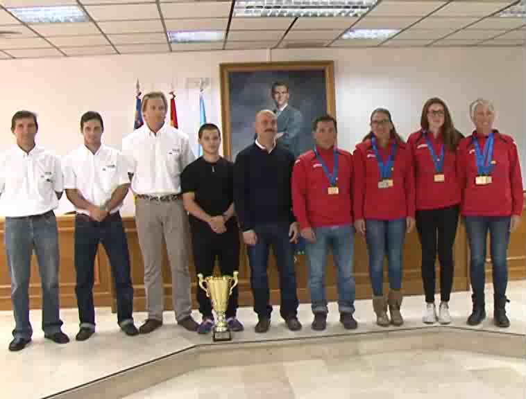 Imagen de Oros, platas y bronces para deportistas torrevejenses en mundiales de remo de mar y kárate