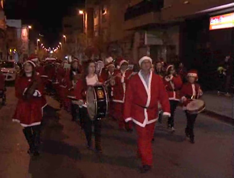 Imagen de Los Salerosos realizaron un gran pasacalles vestidos de Papá Noel para recoger alimentos
