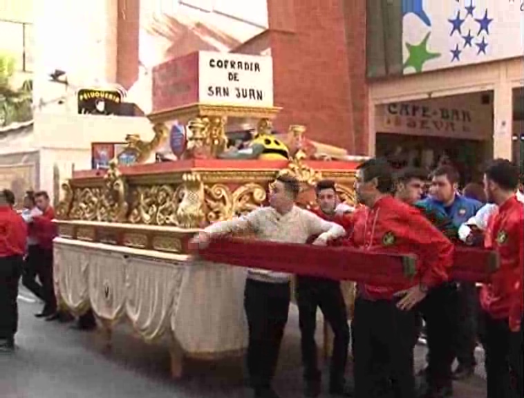 Imagen de Costaleros de la Semana Santa portaron el trono de San Juan recogiendo alimentos solidarios