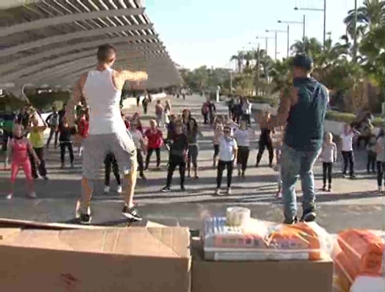 Imagen de La profesora de Zumba, Angie González, recaudó alimentos específicos para los bebés.