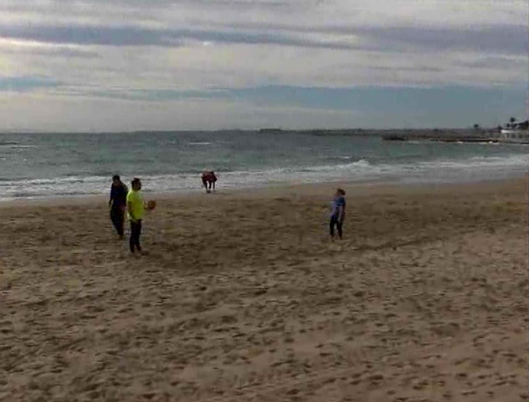 Imagen de El viento moderado no impide los paseos de los ciudadanos por la fachada marítima 