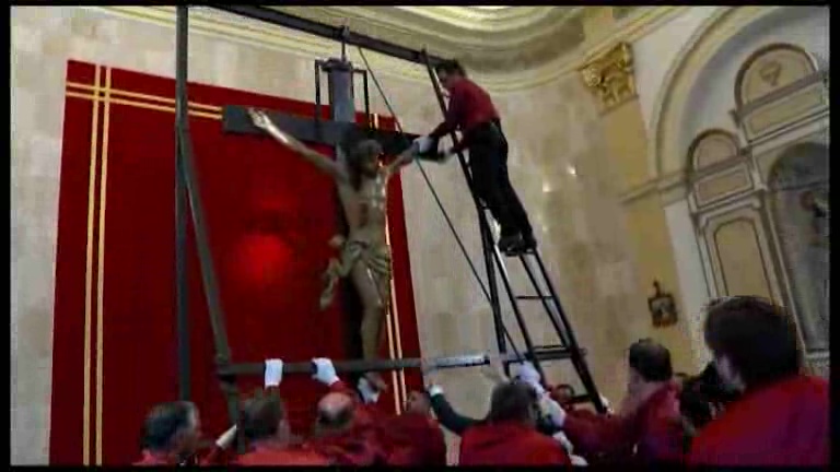 Imagen de El rito de la bajada del Cristo acelera la cuenta atrás para la Semana Santa