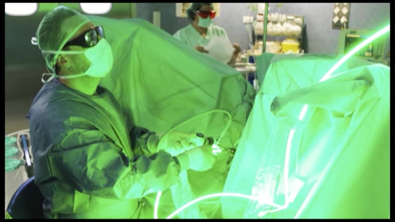 Imagen de El Hospital Universitario de Torrevieja incorpora el láser verde para la cirugía de próstata